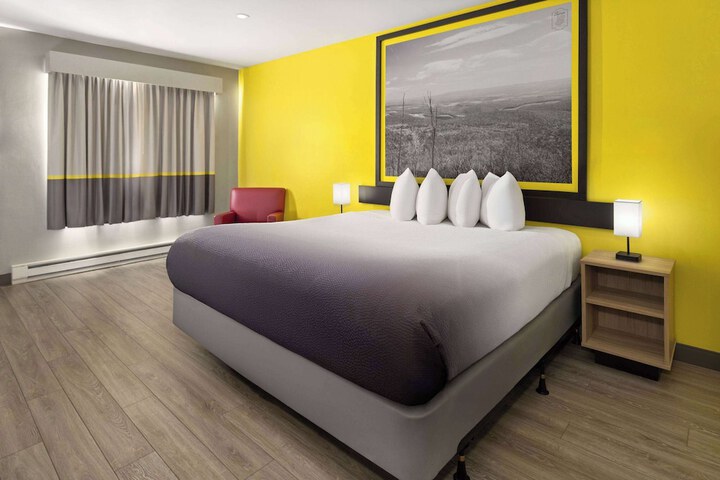 1 King Bed (13 of 14)
