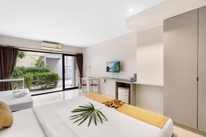 Room 6 of 12