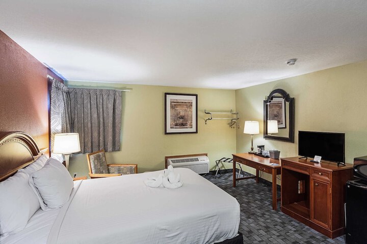 1 Queen Bed (13 of 18)