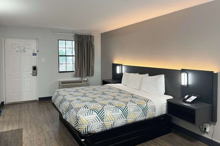 1 King Bed Micfridge (3 of 7)