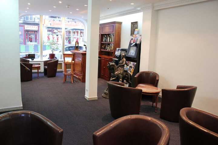 Lounge 87 of 99