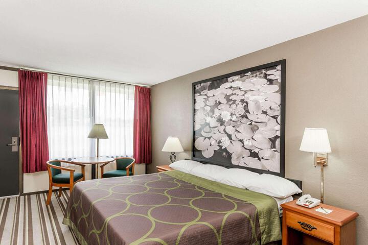1 King Bed (2 of 20)