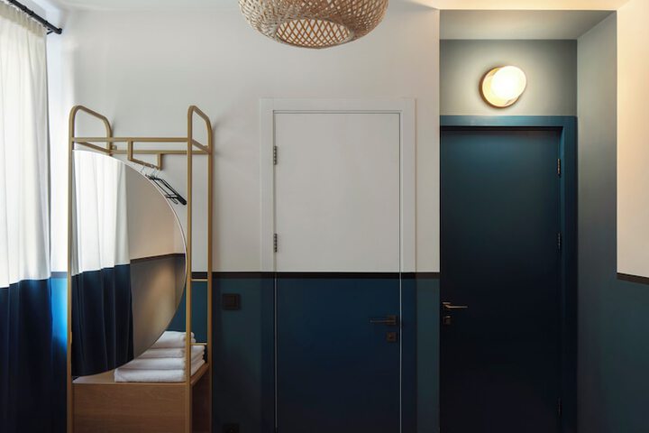 Room 8 of 40