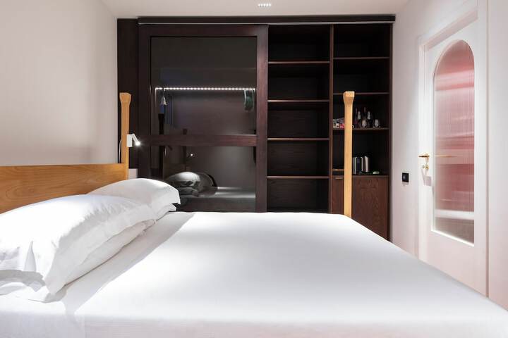 Room 25 of 47