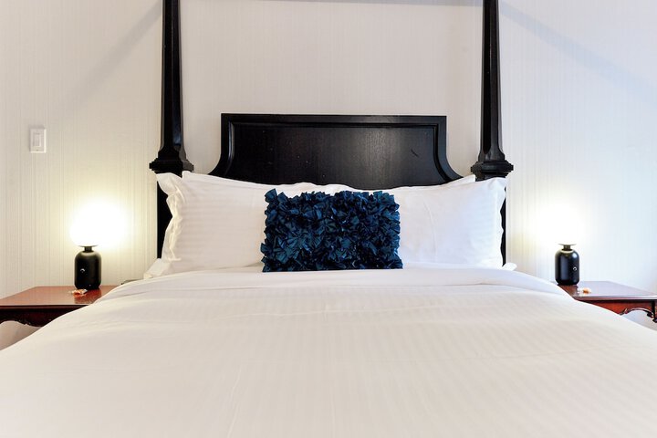 Double Deluxe Queen Bed (1 of 35)