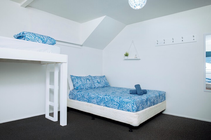 Room 10 of 18