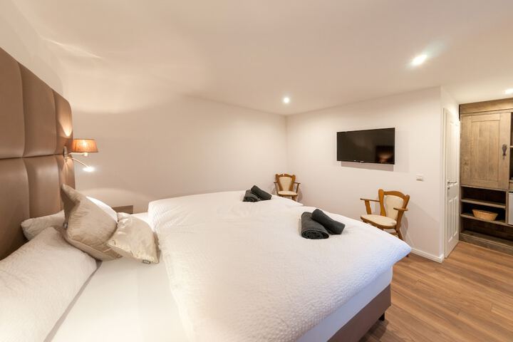 Room 4 of 17