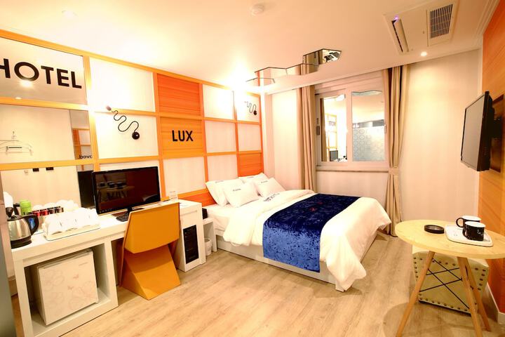 Room 13 of 22