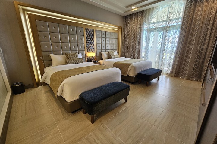 Room 26 of 102