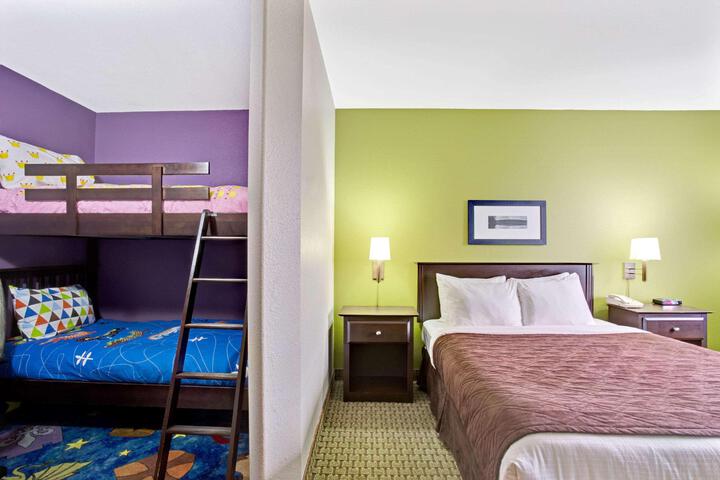 1 Queen Bed Accessible Room (16 of 32)
