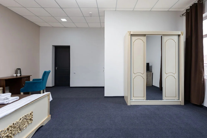 Room 4 of 16