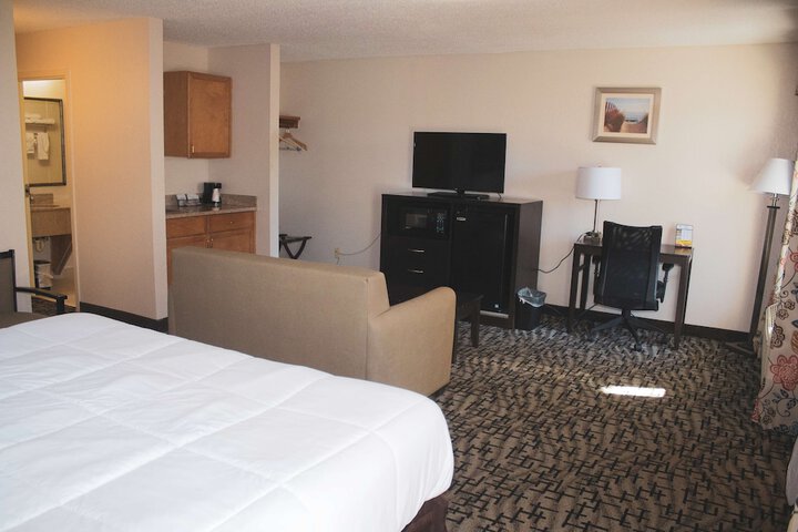 2 Queen Beds Communication Assistance Desk Microwave and Refrigerator Continental B (3 of 6)