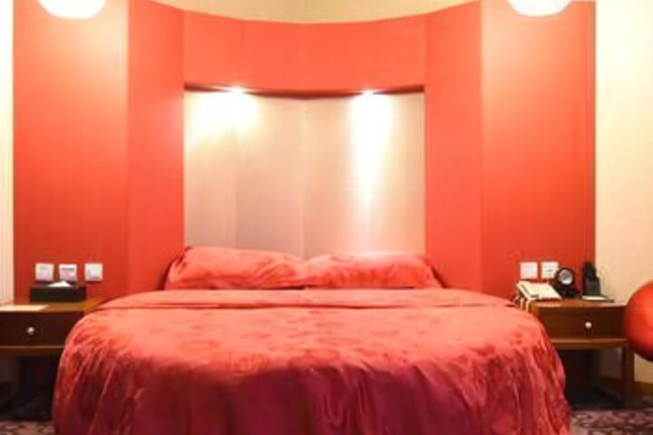 Room 4 of 7