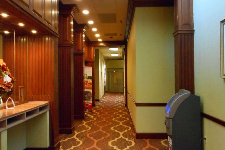 Ballroom/Hall 23 of 34