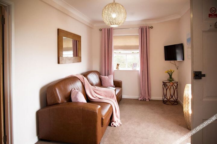 Lounge 2 of 27