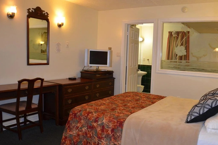 Room 4 of 9