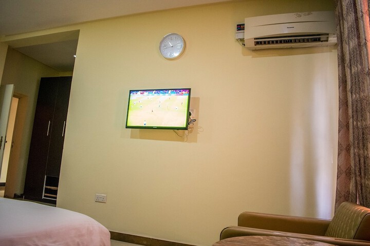 Room 4 of 32