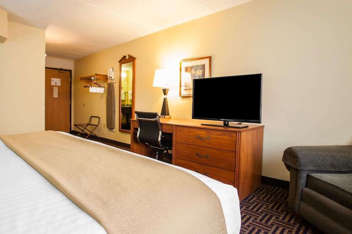 1 King Bed (12 of 21)