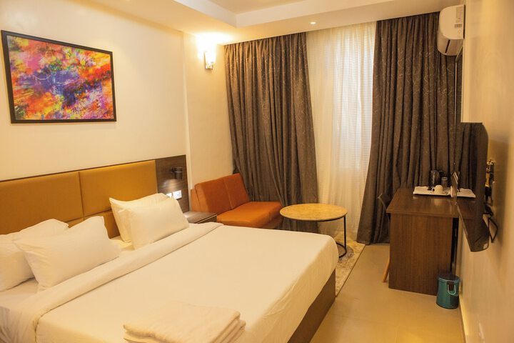 Room 5 of 33