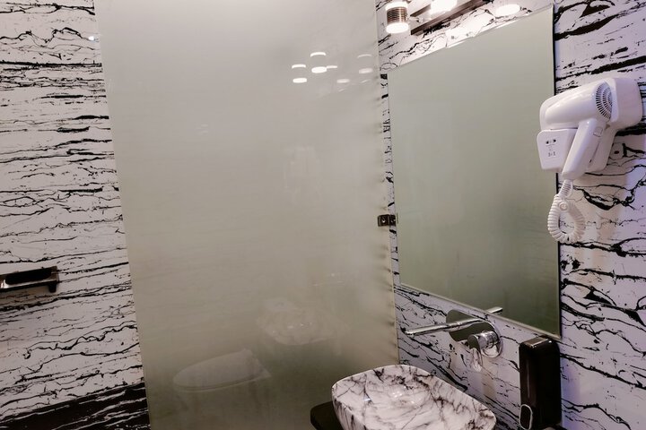 Room 25 of 29