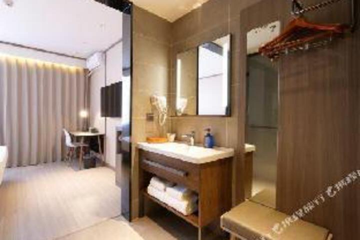 HanTing Hotel (Ulanqab Jining Normal College)
