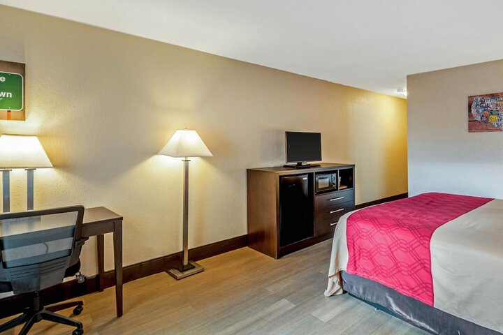 1 King Bed (4 of 5)