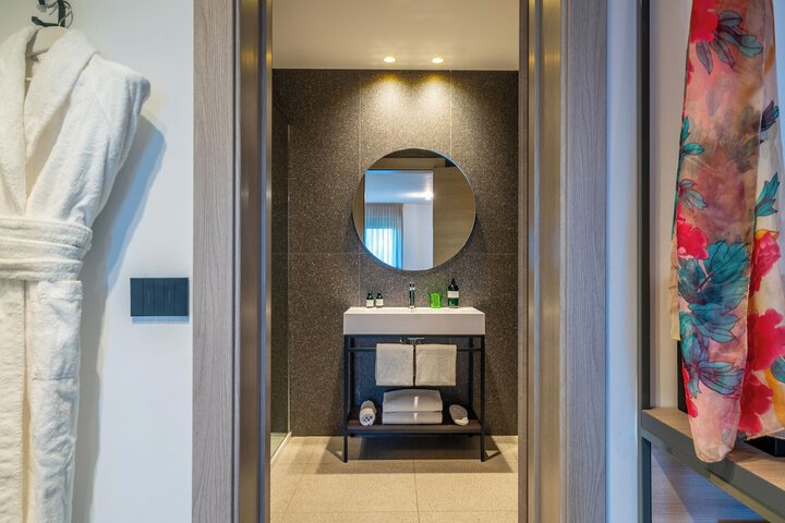 Room 42 of 60