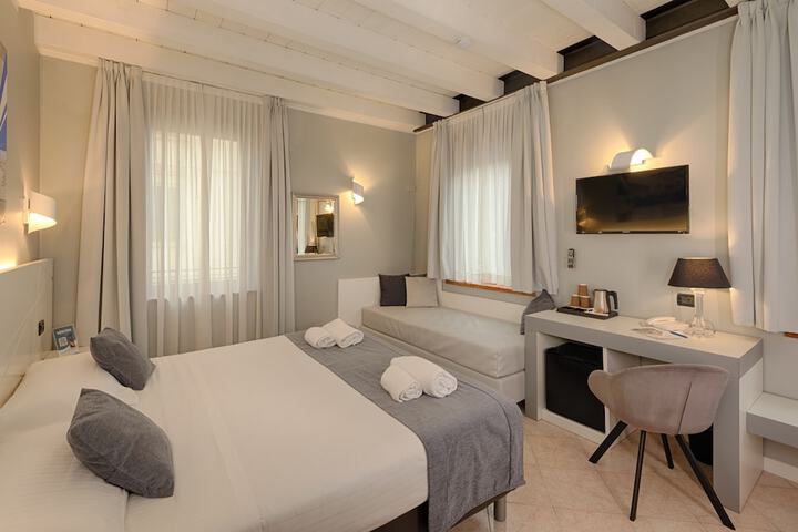 Room 34 of 122