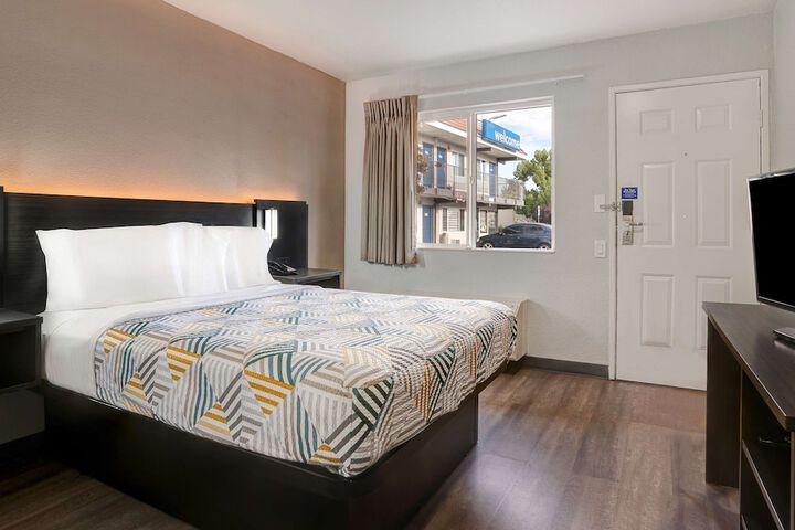 1 Queen Bed (14 of 15)