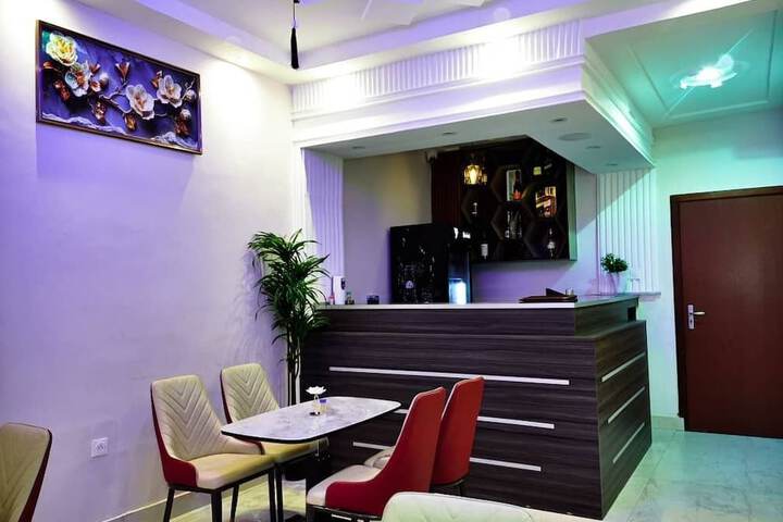 Lounge 24 of 29