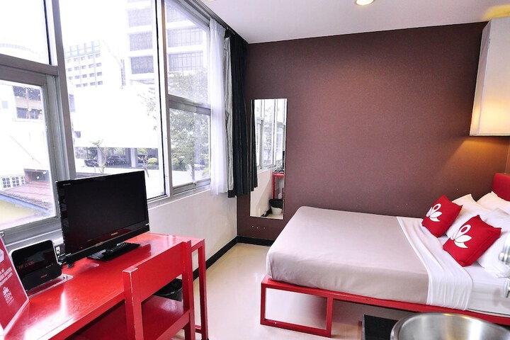 Room 32 of 37