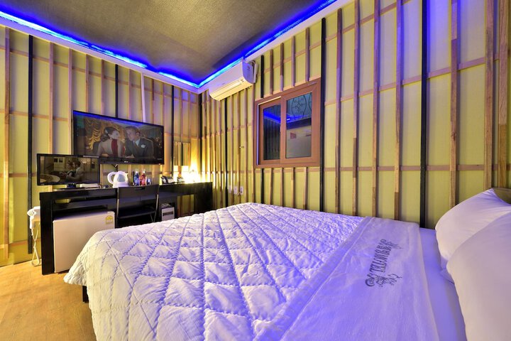 Room 10 of 18