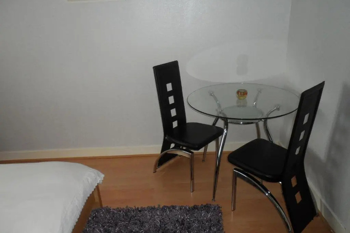 Room 2 of 10