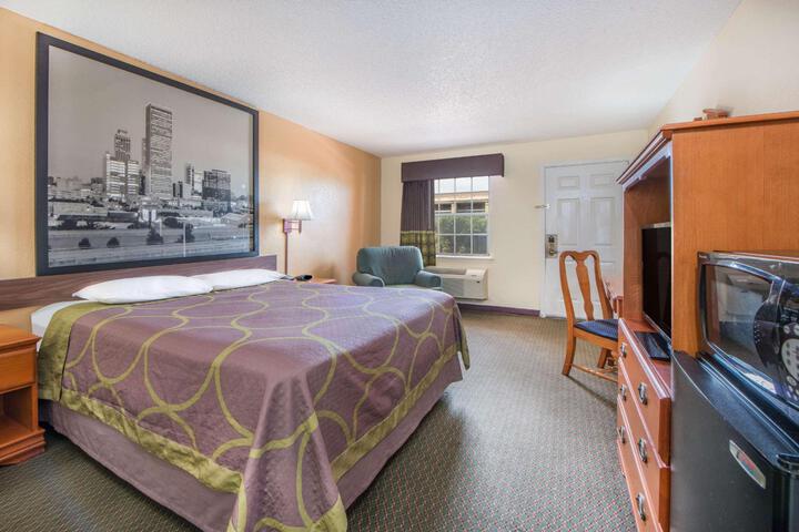 1 Queen Bed (13 of 13)