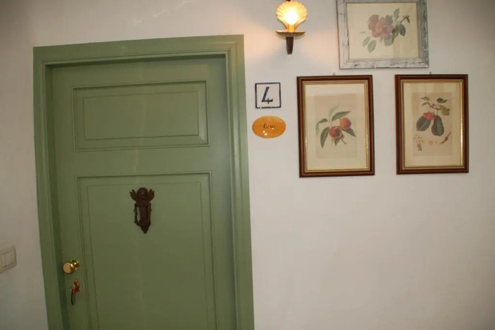 Room 9 of 12