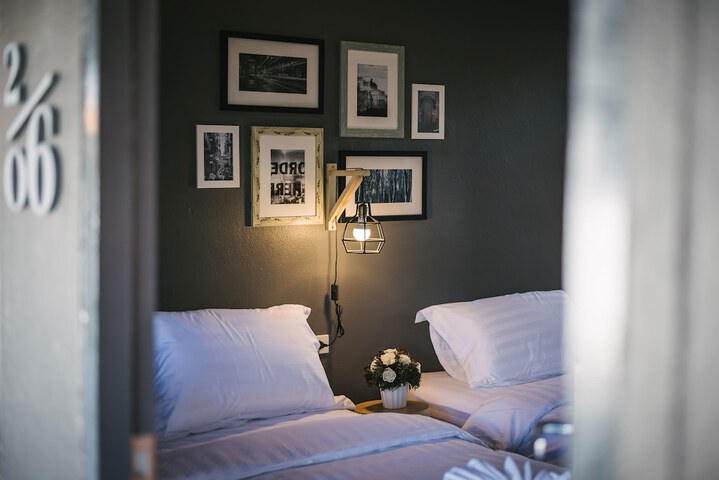 Room 6 of 63