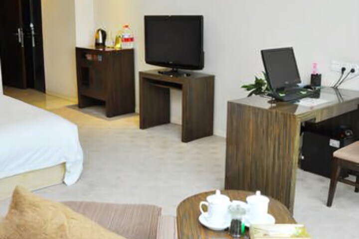 Room 4 of 8