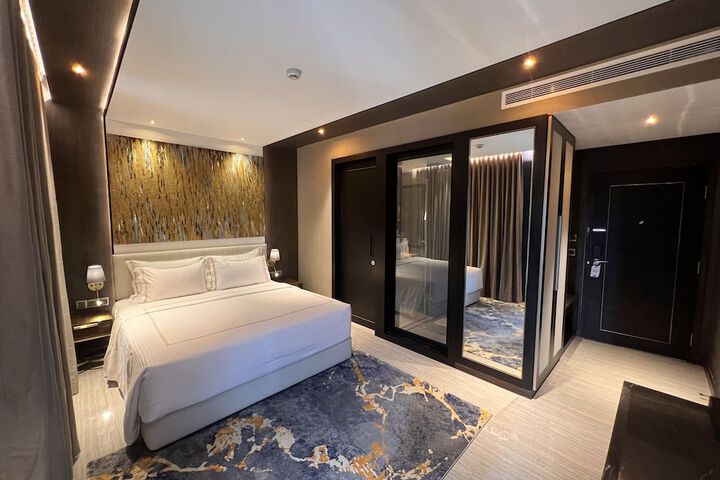 Room 2 of 28