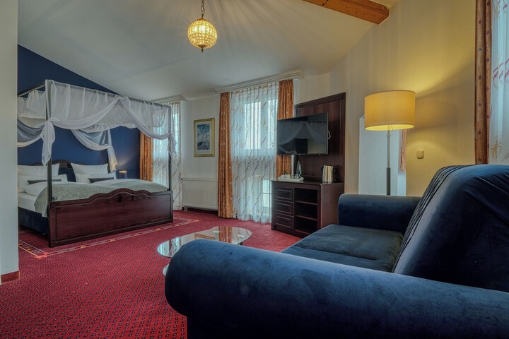 Room 33 of 77