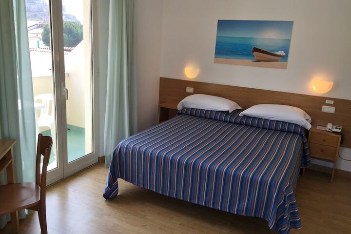 Room 6 of 33