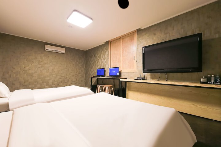Room 33 of 64
