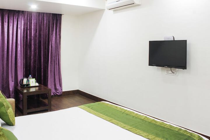 Room 11 of 34