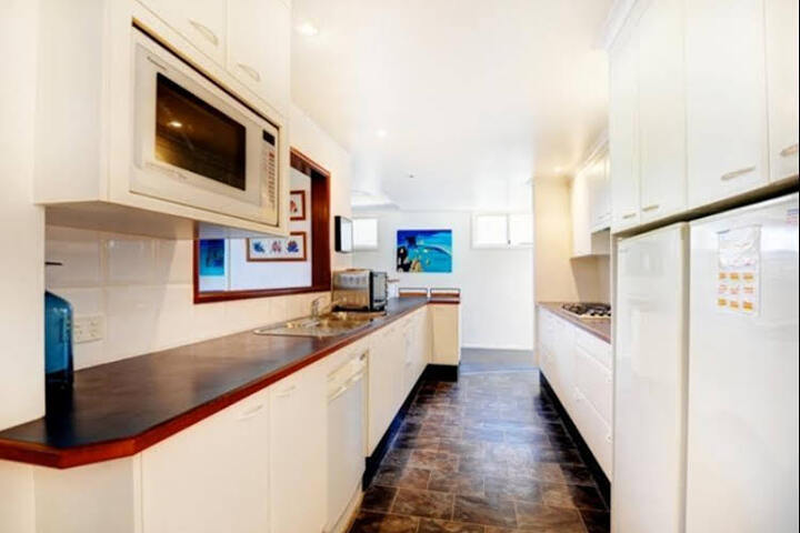 KORORA BAY BEACH HOUSE