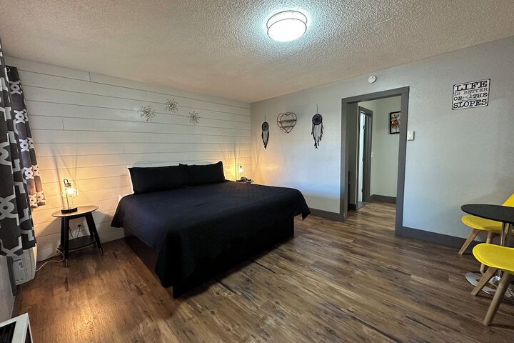 Standard Single King Bed (1 of 30)