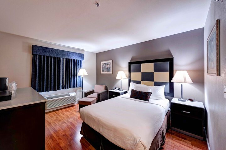 1 King Bed Desk Microwave and Refrigerator High Speed Internet Accessible Coffee Maker, Hairdryer Full Breakfast (13 of 18)