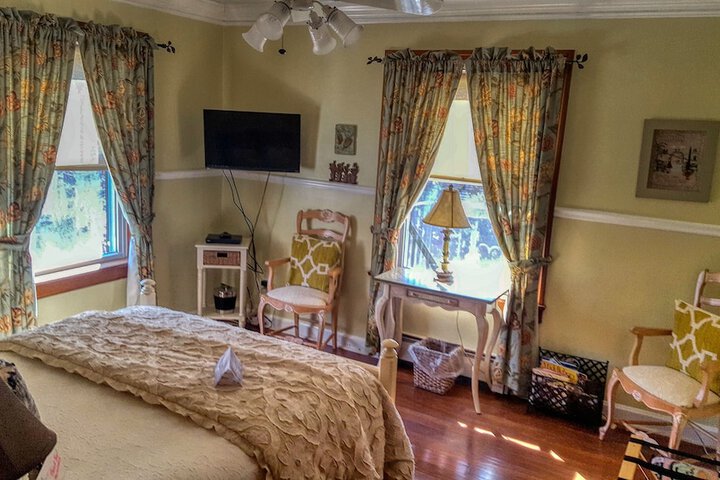 Room 18 of 104