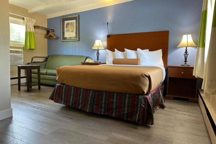 1 Queen Bed (11 of 21)
