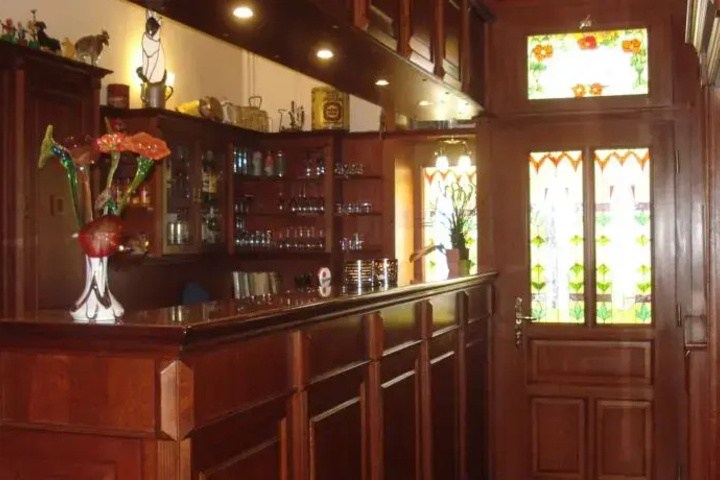Dining 15 of 16