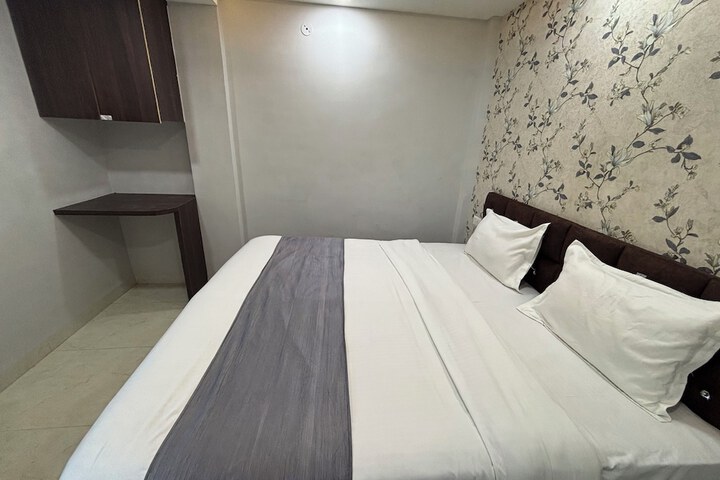 Room 10 of 16