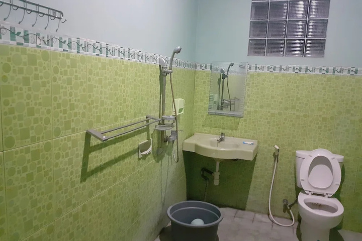 Room 8 of 12